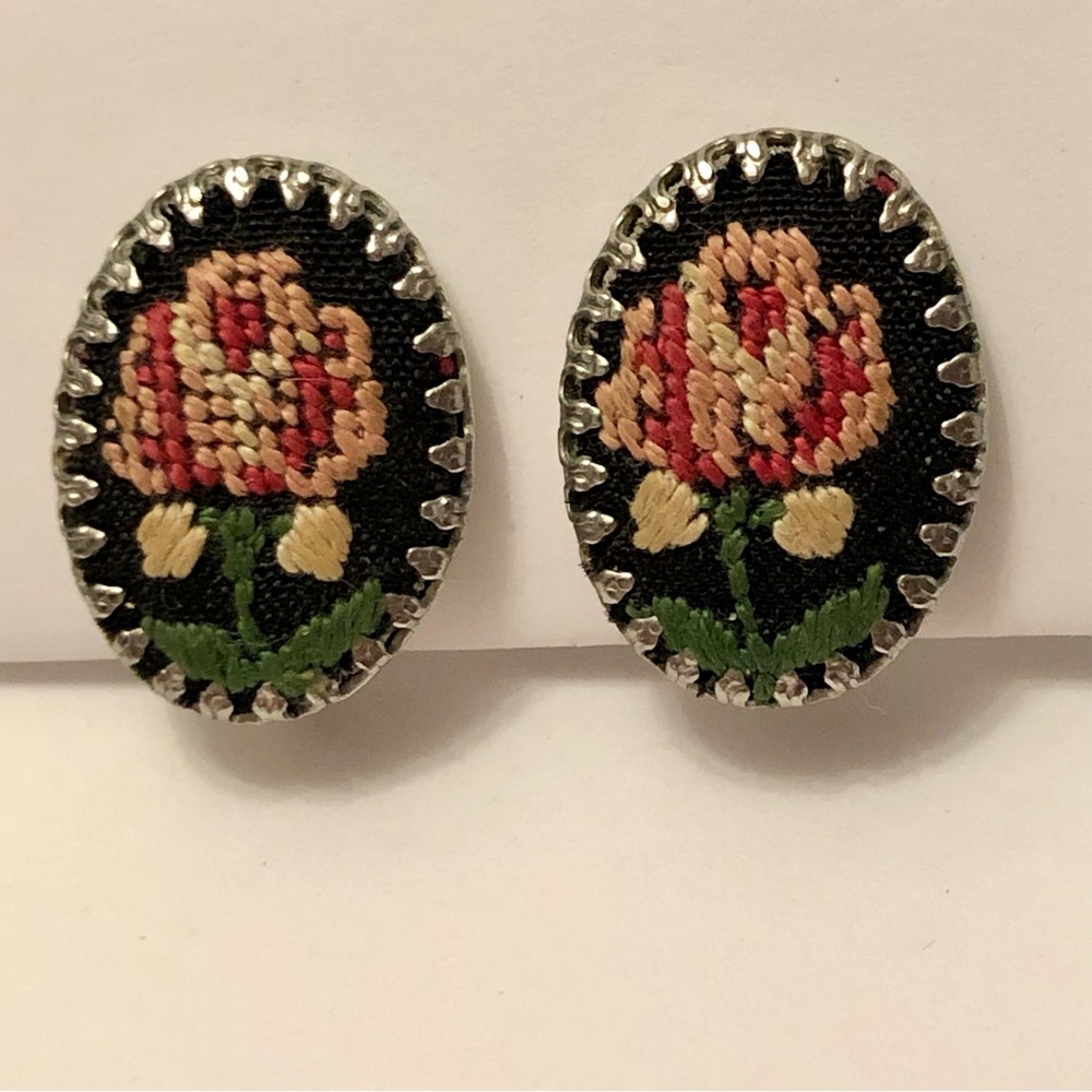 Vintage Floral Embroidered Oval Clip Earrings Rose Floral silvertone pink black - Picture 2 of 5